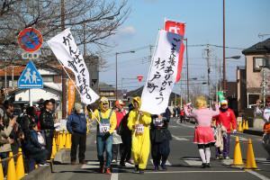 第35回杉戸町新春マラソン大会仮装⑧_s